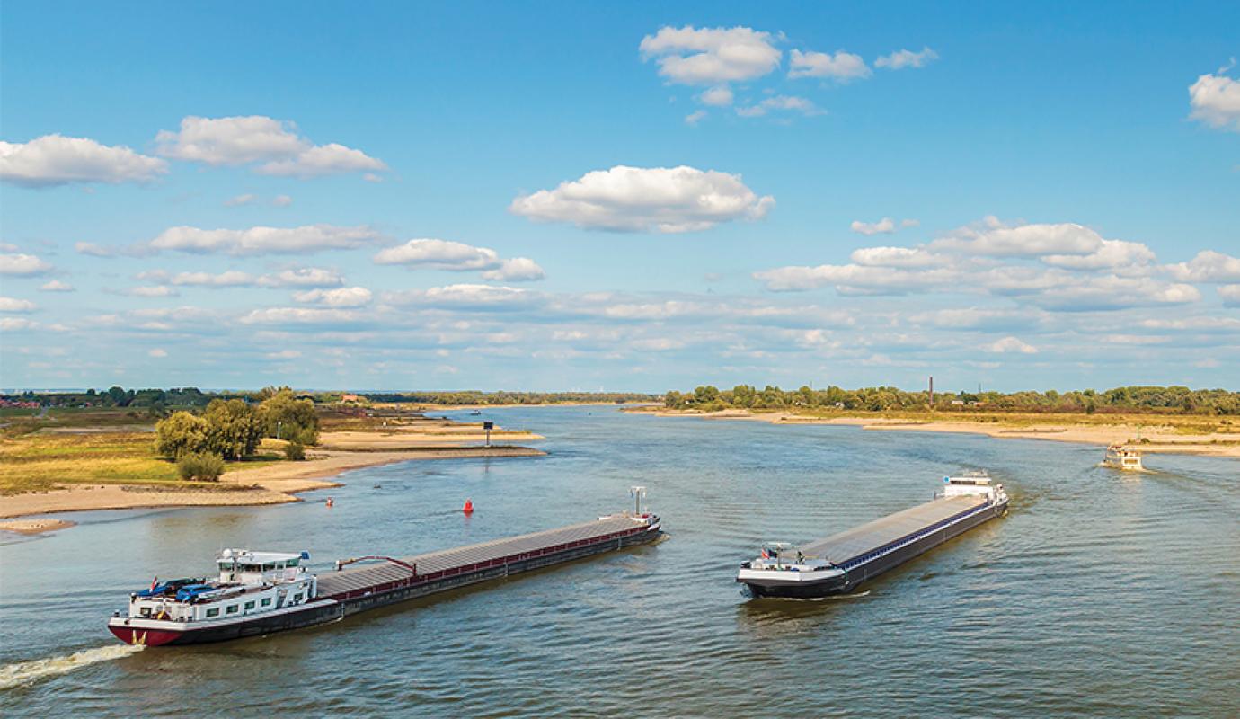 Schip op de Waal bij Nijmegen.