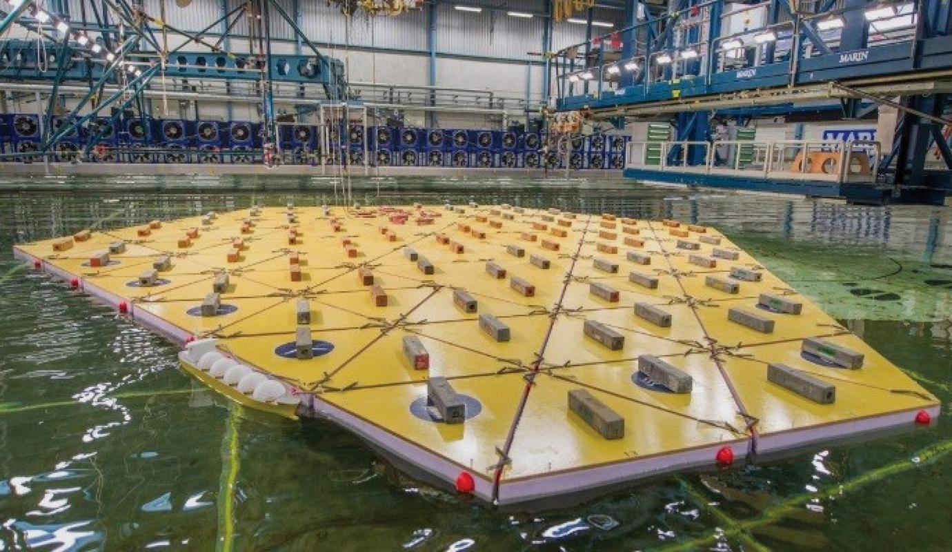 Foto van schaaltesten van drijvende modulaire platforms op zee