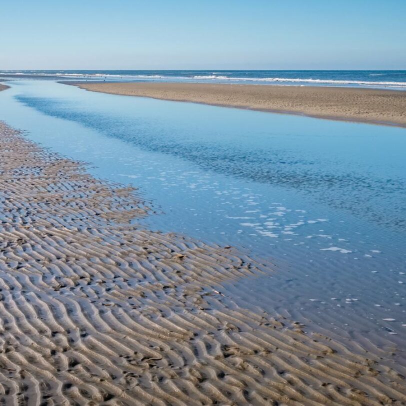 Zandbank aan het strand