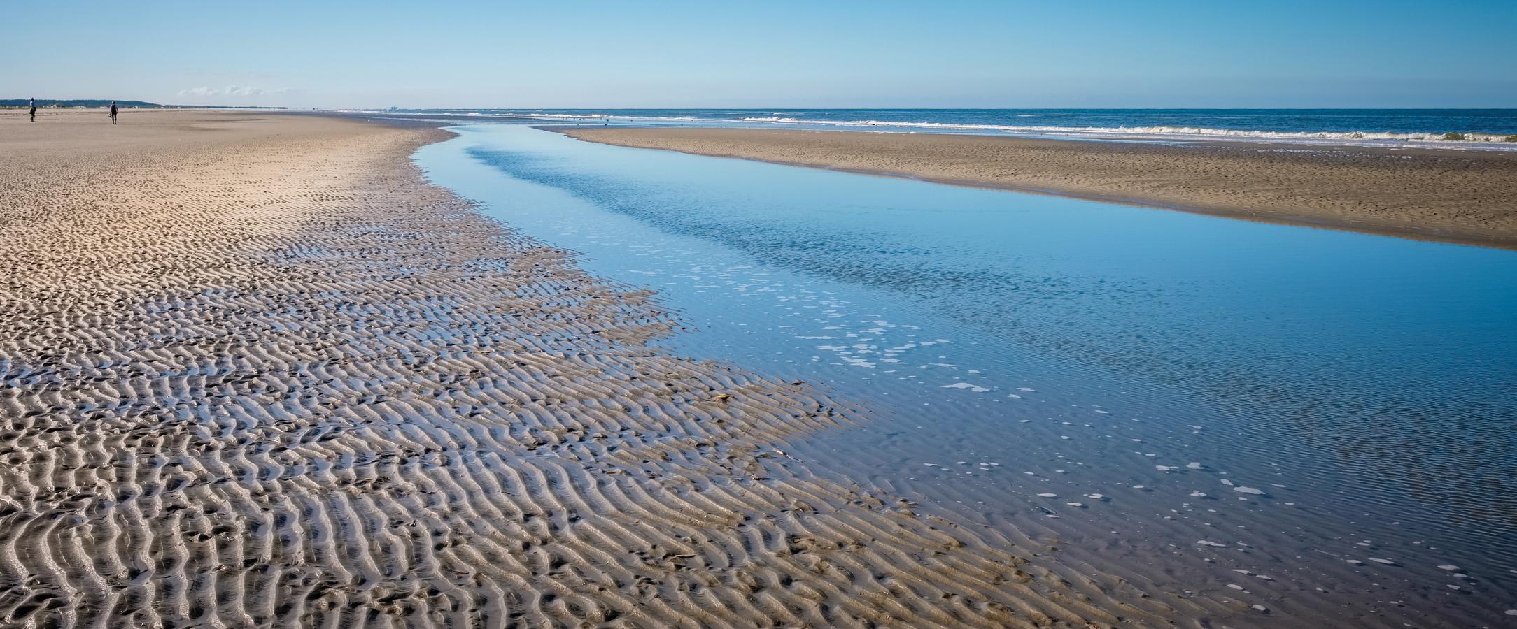 Zandbank aan het strand